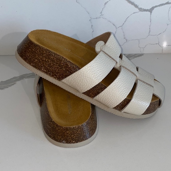 INTENTIONALLY BLANK Cream Textured Sandals - Picture 4 of 5